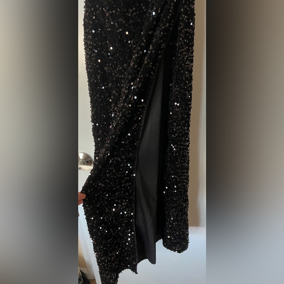 Black sequin gown, one shoulder, high slit on left leg, size L. Perfect for prom - Picture 3 of 3